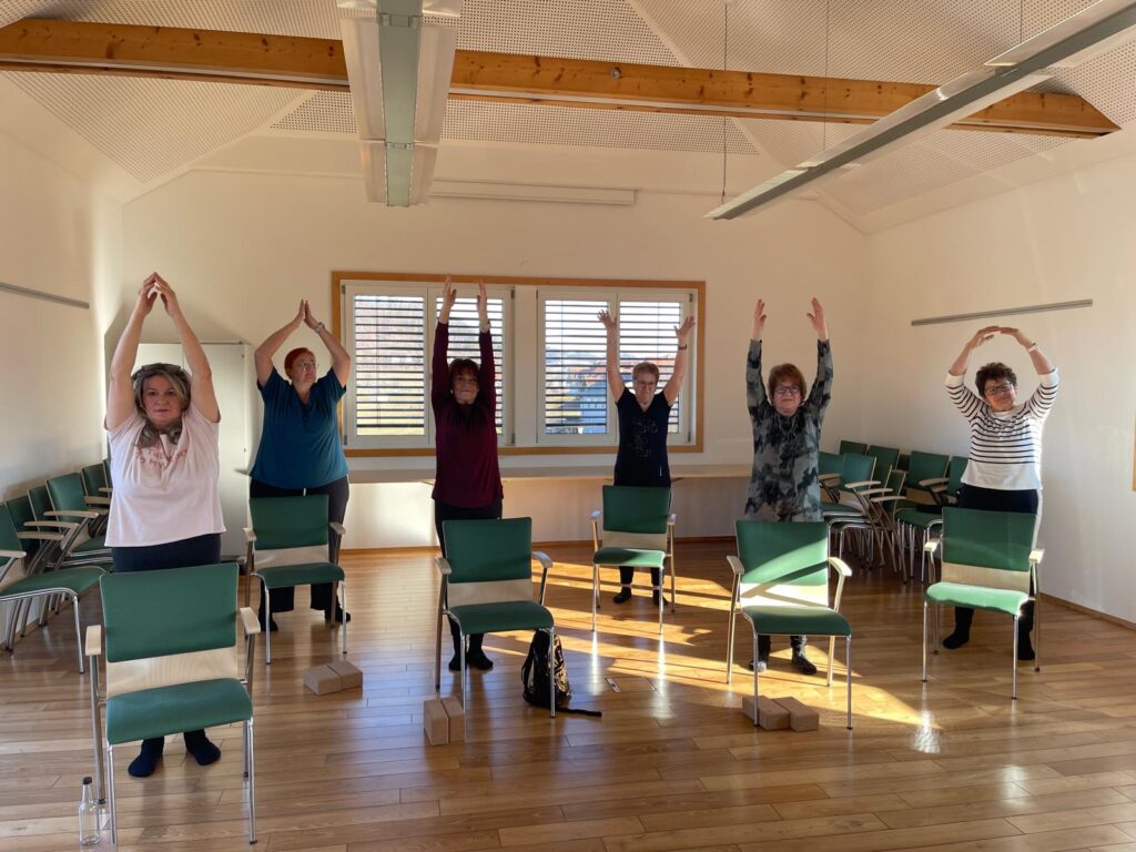 Yoga auf dem Stuhl - yoga in gruppe 1