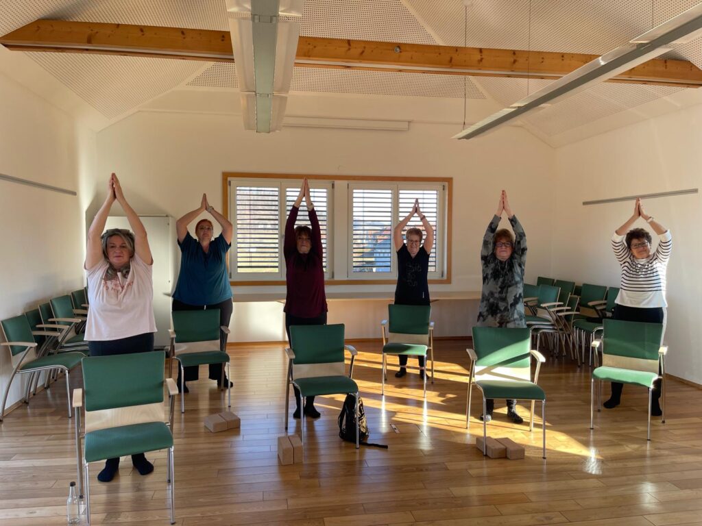 Yoga auf dem Stuhl - yoga in gruppe 2