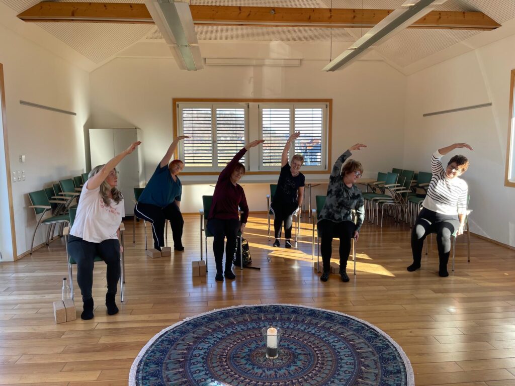 Yoga auf dem Stuhl - yoga in gruppe 3
