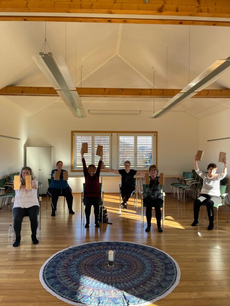 Yoga auf dem Stuhl - yoga in gruppe 4