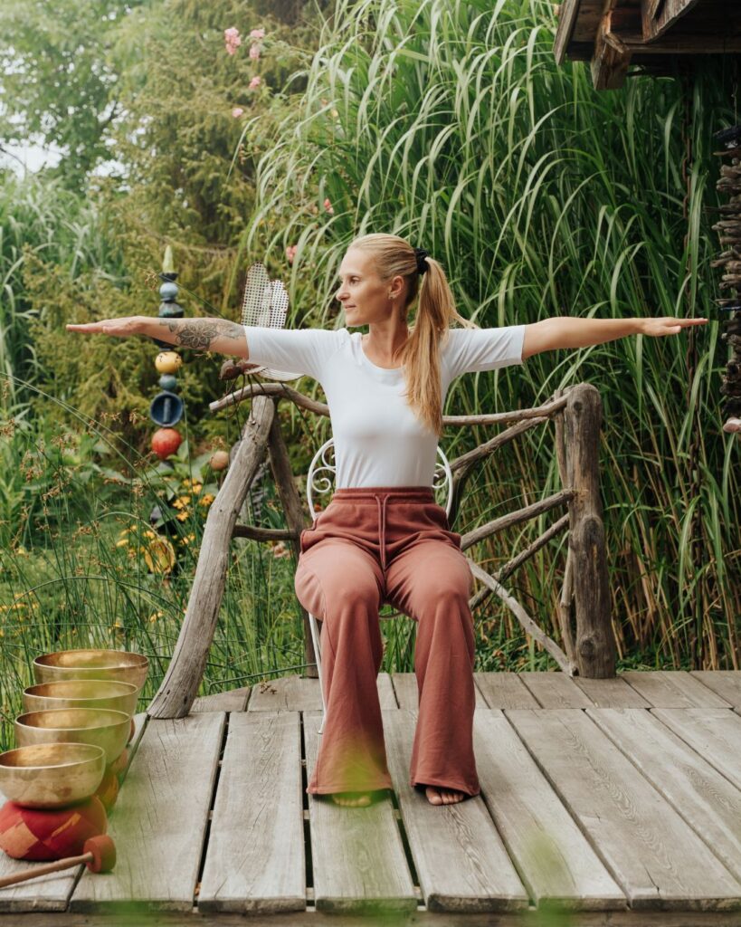 Yoga auf dem Stuhl - 1